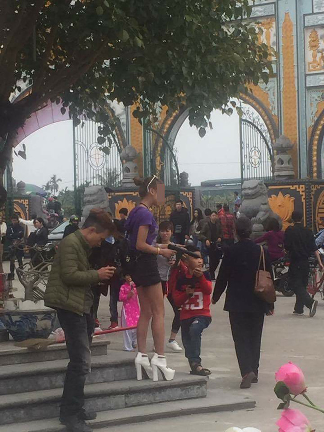 Mặc váy ngắn, áo mỏng lộ cả nội y, đây là những hình ảnh nhức mắt nhất Tết 2018